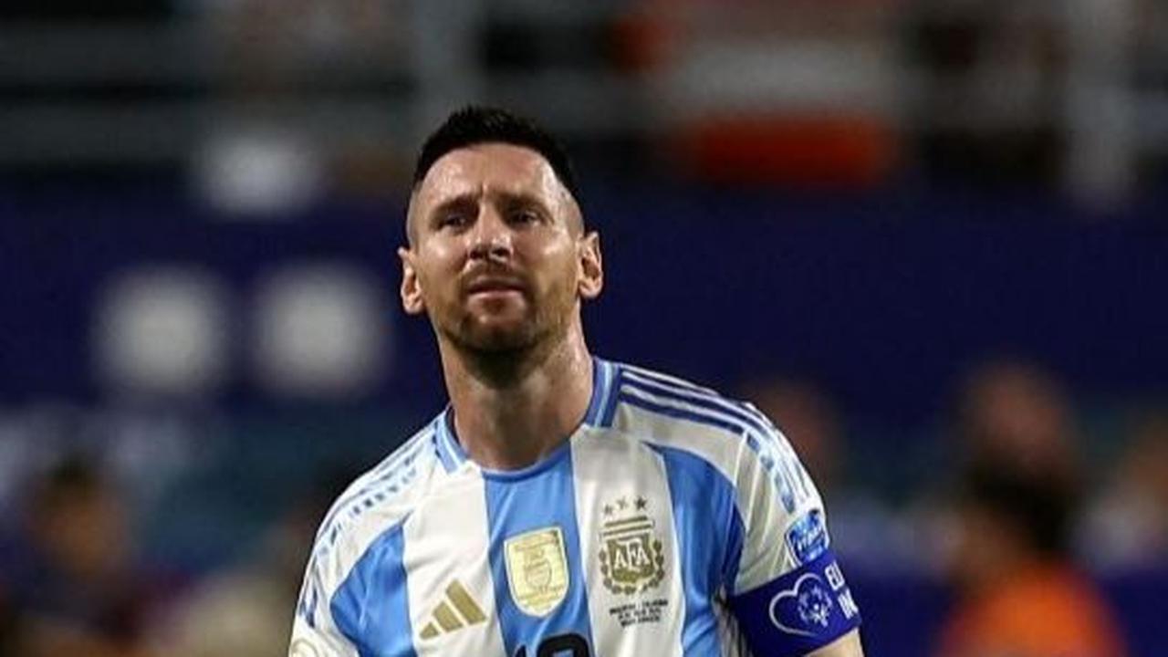 Hingga pada akhirnya Messi terpaksa meminta pergantian pemain dan saat itu digantikan oleh Nicolás Gonzalez. Foto: Reuters
