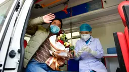 Pasien melambaikan tangan di Rumah Sakit Umum Rakyat Keempat Provinsi Qinghai di Xining, Provinsi Qinghai, China (21/2/2020). Sejauh ini, total 18 orang yang dipastikan terinfeksi coronavirus di provinsi tersebut berhasil disembuhkan dan diizinkan meninggalkan rumah sakit. (Xinhua/Zhang Long)