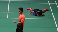 Tunggal putra Indonesia, Anthony Ginting, memegang kok saat melawan Soong Joo Ven pada final beregu SEA Games 2019 di Multinlupa Sport Center, Rabu (4/12). Ginting menang 13-21, 21-15, dan 21-18. (Bola.com/M Iqbal Ichsan)