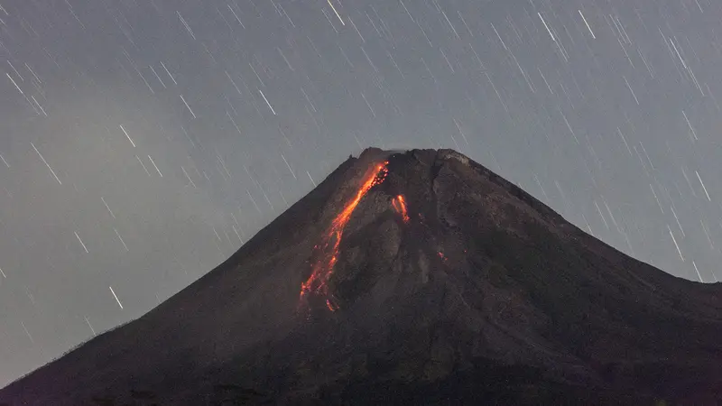 Luncurkan Lava Pijar, Begini Penampakan Gunung Merapi