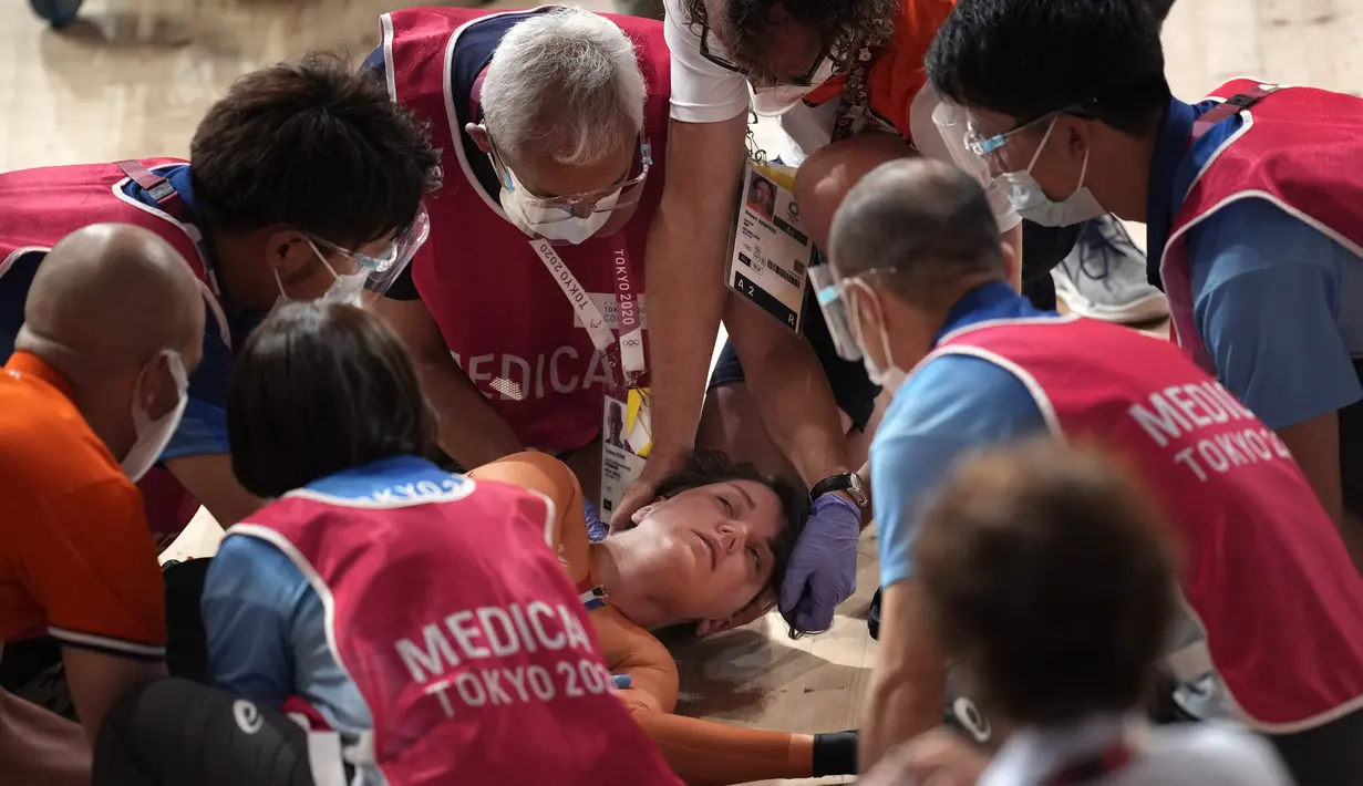 Pembalap Belanda Laurine van Riessen menerima perawatan medis setelah menabrak pada babak perempat final Keirin Putri Balap Sepeda Trek Olimpiade Tokyo 2020 di Izu Velodrome di Izu, Jepang, Kamis (5/8/2021). (AP Photo/Christophe Ena)
