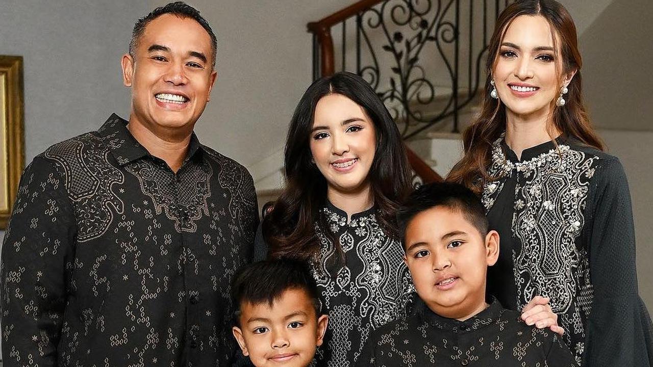 Tampil Full Makeup, ini Potret Cantik Mikhayla Anak Nia Ramadhani dalam Family Photoshoot Terbaru
