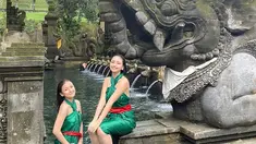 Pura Tirta Empul Tampaksiring, sebuah situs wisata religi yang sudah sangat terkenal di kalangan wisatan di Bali. Sudah banyak selebriti Indonesia yang berkunjung ke Pura ini untuk mengikuti sarana ritual. Dalam menjalani ritualnya, Valerie dan Dini pun tampil mengenakan busana kain berwarna hijau. (Liputan6.com/IG/@valtifanka)