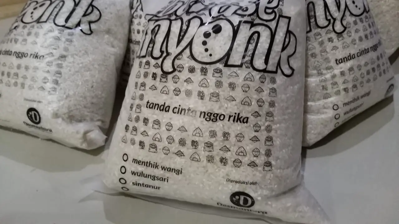 Beras Inyonk, brand produk kolaborasi petani dan Koperasi Desmantara . (Foto: Liputan6.com/Muhamad Ridlo)