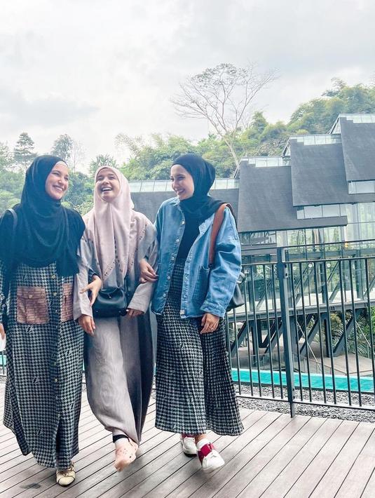 Keseruan Bella, Zaskia dan Shireen bukan saja saat bekerja tapi juga terlihat kala ketiganya menghabiskan waktu bersama. (Foto: Instagram/@laudyacynthiabella)