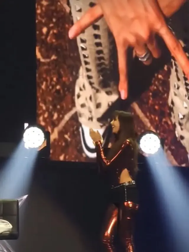 Detail Outfit Menyala Lisa BLACKPINK dengan Bodysuit Merah Metalik Seharga Rp20jutaan Saat Fan Meeting di Jakarta