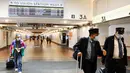 Personel Amtrak dan lainnya berjalan melalui Union Station di Los Angeles, California (3/3/2022). Los Angeles County diperkirakan akan mencabut mandat masker dalam ruangan besok, sementara negara bagian California mengizinkan mandat masker dalam ruangan berakhir 15 Februari. (Mario Tama/Getty Images