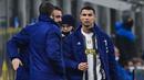 Striker Juventus, Cristiano Ronaldo (kanan) tampak kecewa usai ditarik keluar dalam laga leg pertama semifinal Coppa Italia 2020/21 melawan Inter Milan di San Siro Stadium, Milan, Selasa (2/2/2021). (AFP/Miguel Medina)