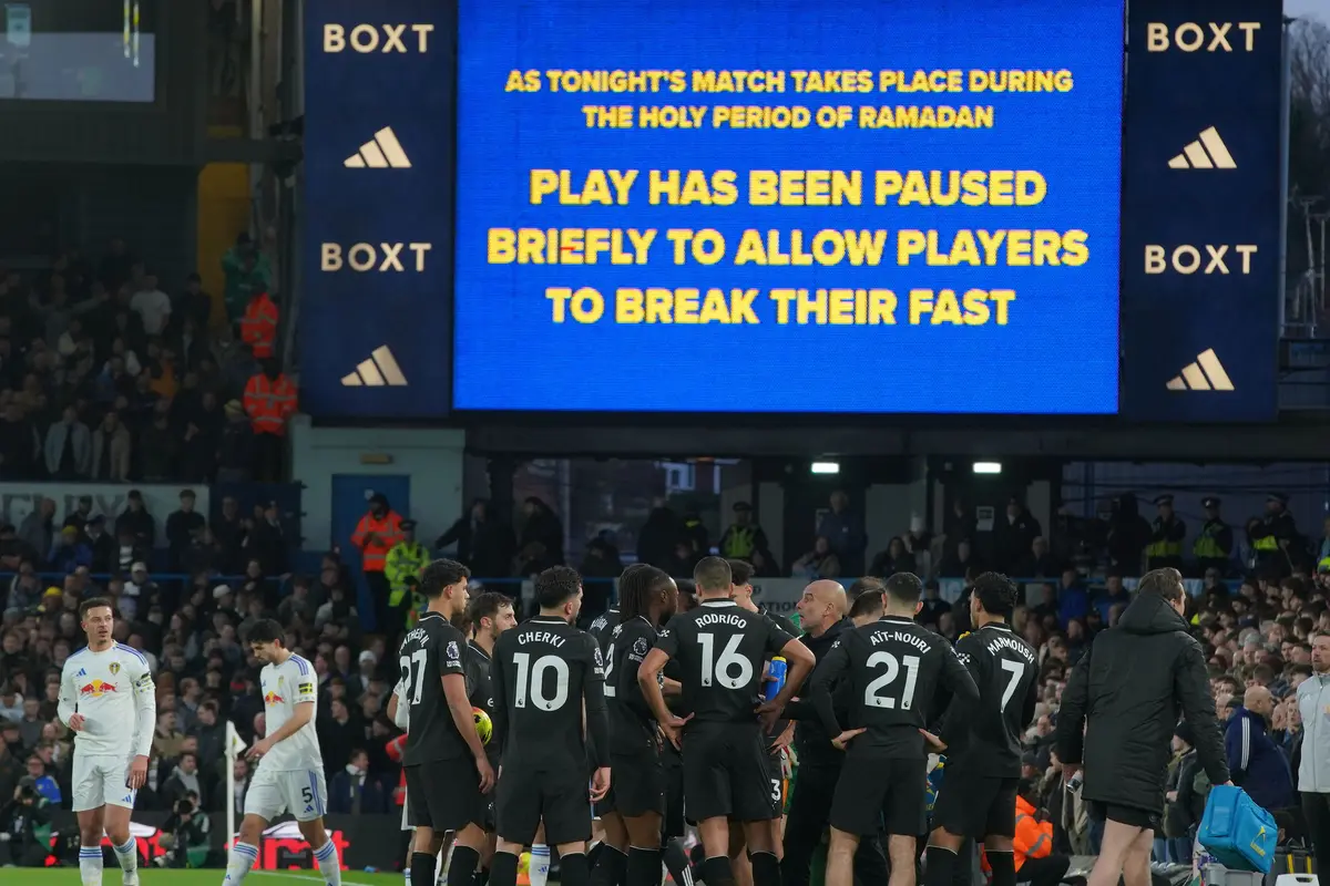 Foto: Junjung Tinggi Toleransi, Wasit Hentikan Laga Leeds United Vs Man City di Liga Inggris saat Berbuka Puasa