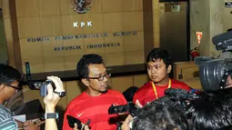 Perwakilan dari Komunitas Suporter Antikorupsi (KORUPSSI) memberikan keterangan pers terkait dugaan korupsi PSSI di kantor KPK, Senin (8/6/2015). Mereka ingin KPK segera mengusut dugaan korupsi di PSSI . (Liputan6.com/Helmi Afandi)