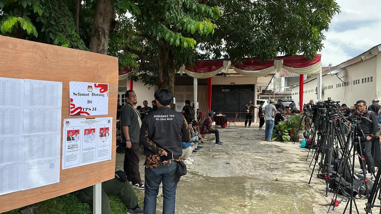Sejumlah pemilih berdatangan menyalurkan hak pilihnya di TPS 31 Lebak Bulus yang menjadi tempat cagub Dharma Pongrekun mencoblos, Rabu (27/11/2024).