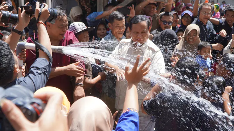 Prabowo Subiyanto bersama warga menikmati air hasil pengeboran
