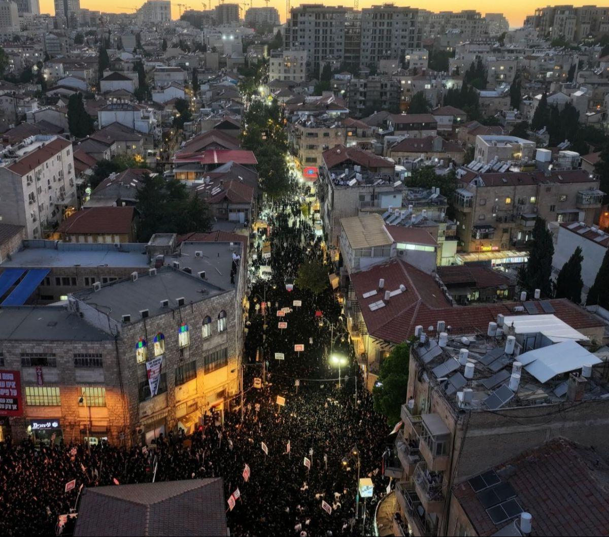 Ketegangan semakin memuncak ketika sejumlah pedemo menyerang mobil seorang Menteri Israel, yang kemudian memicu bentrokan dengan polisi. Foto: REUTERS / Ronen Zvulun<br>