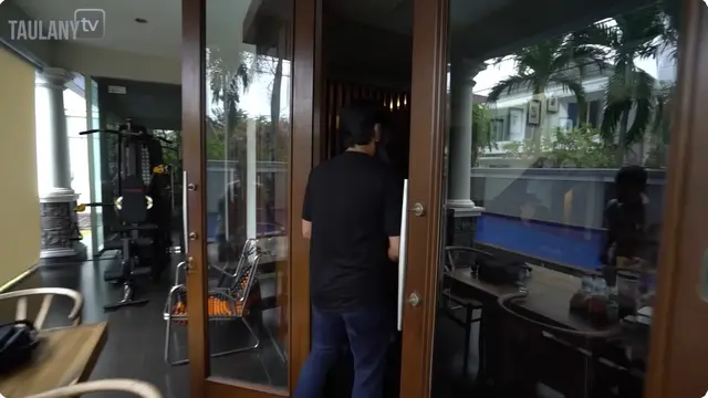 6 Potret Halaman dan Teras Rumah Ari Lasso, Asri Dilengkapi Kolam Renang