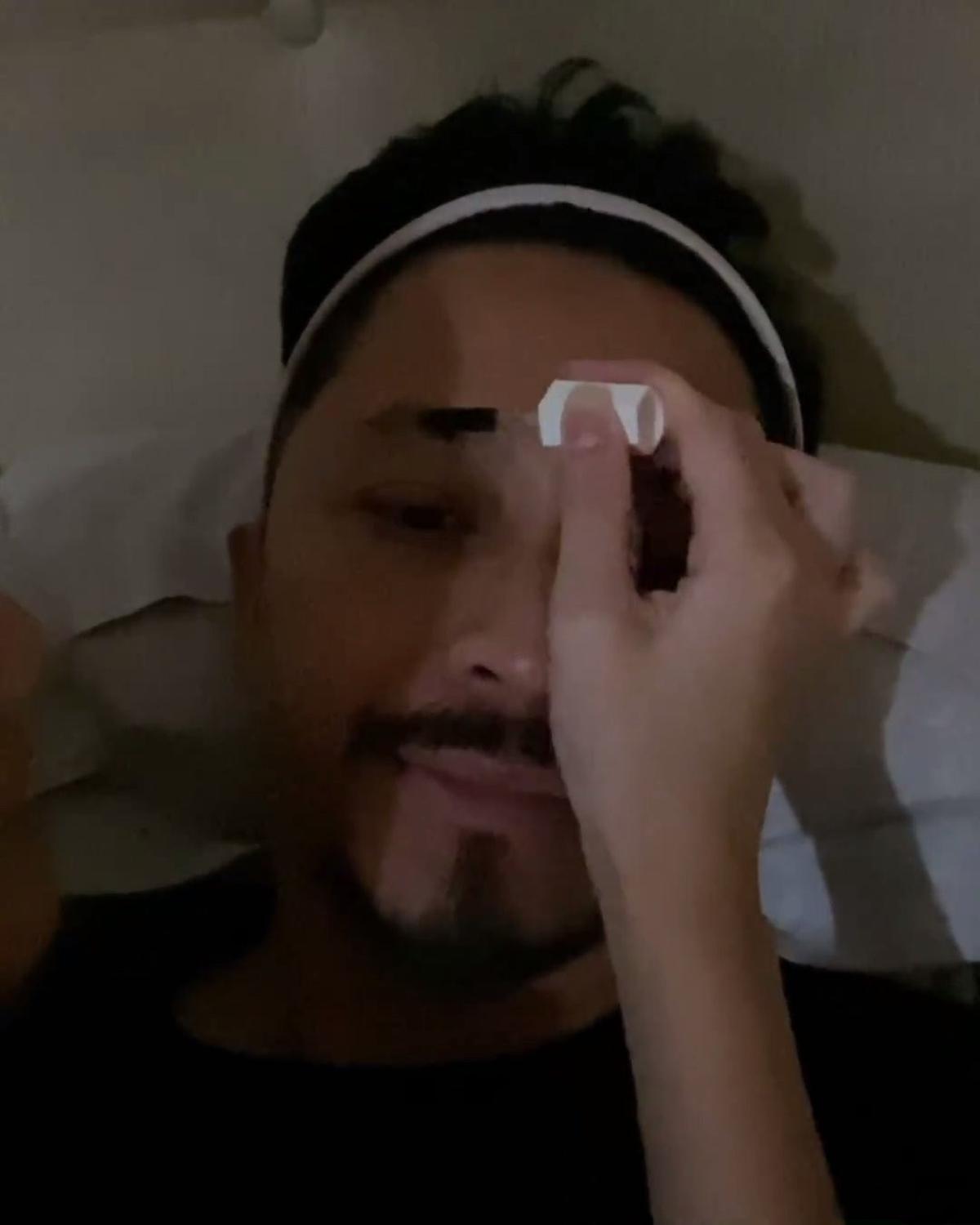 Ferry Maryadi Dipakaikan Masker - Perawatan ala Salon oleh Harleyava Princi, Muka Terlihat Pasrah