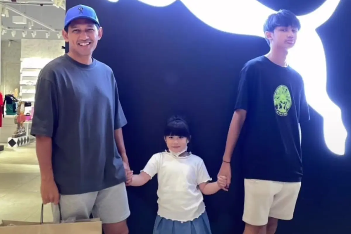 Anak Ibnu Jamil dan anak Ririn Ekawati terlihat sangat akrab