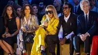 Zendaya dan Beyonce di fashion show Louis Vuitton. Foto: Instagram.