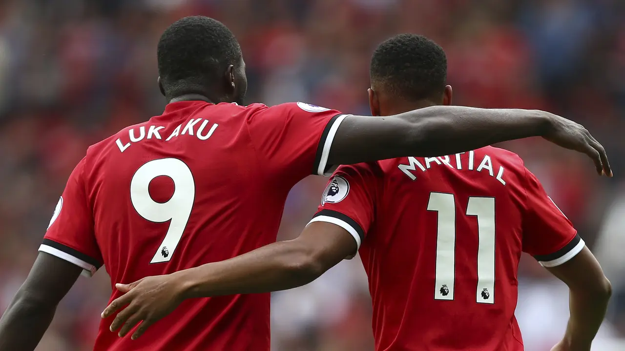Winger Manchester United (MU), Anthony Martial, tampil baik di awal 2017/2018 berkat kontribusi Romelu Lukaku. (AP Photo/Dave Thompson)