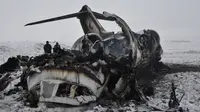 Pesawat militer AS yang jatuh terlihat di provinsi Ghazni, Afghanistan (27/1/2020). Pesawat jet militer AS itu jatuh di wilayah pegunungan di Afghanistan timur yang merupakan salah satu wilayah kekuasaan kelompok Taliban. (AP Photo/Saifullah Maftoon)