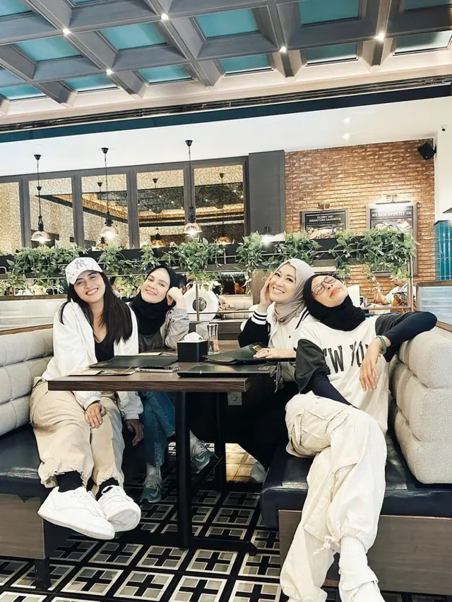 Potret Okie Agustina dan Teman-temannya (Instagram/@okieagustina_)