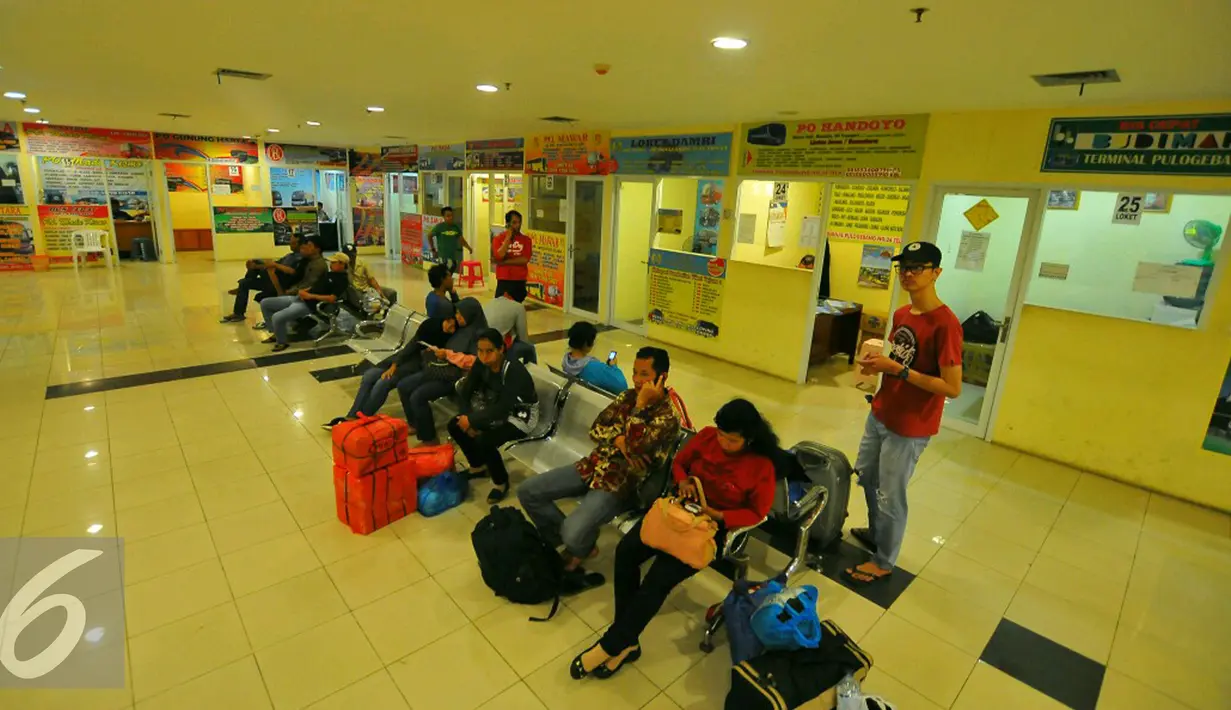 Sejumlah penumpang duduk menunggu untuk keberangkatannya di terminal terpadu Pulo Gebang, Jakarta, Selasa (27/12). (Liputan6.com/Angga Yuniar)