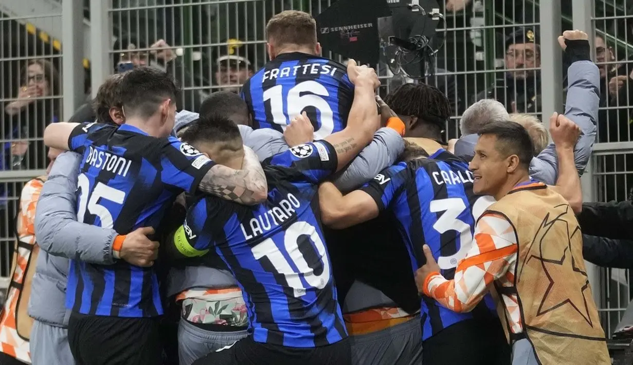 Para pemain Inter Milan merayakan gol yang dicetak oleh Marko Arnautovic ke gawang Atletico Madrid dalam duel leg pertama babak 16 besar Liga Champions di Stadion Giuseppe Meazza, Rabu (21/2/2024). (AP Photo/Luca Bruno)