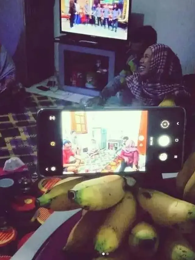 8 Potret Cara Nyeleneh Orang Gunakan Kamera Ponsel Ini Kreatif