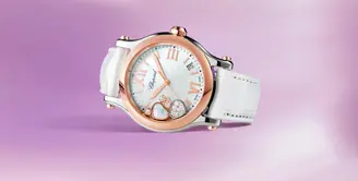 Jam tangan Happy Hearts menjadi pilihan sempurna bagi mereka yang ingin menambahkan keceriaan pada momen istimewa. Terbuat dari Lucent Steel™ dan emas mawar beretika, jam tangan berdiameter 36 mm ini menampilkan lima charm yang menari indah: tiga berlian Happy Diamonds ikonik, satu hati mutiara, dan satu hati berlapis berlian. [Dok/Chopard].