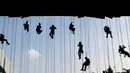 Pendaki saat mengatur posisinya dalam membuat bentuk cincin Olimpiade 2016 di sebuah jembatan di Sao Paulo, Brasil (31/7). Aksi ini dilakukan untuk menyambut dan memeriahkan Olimpiade 2016. (REUTERS/Paulo Whitaker) 
