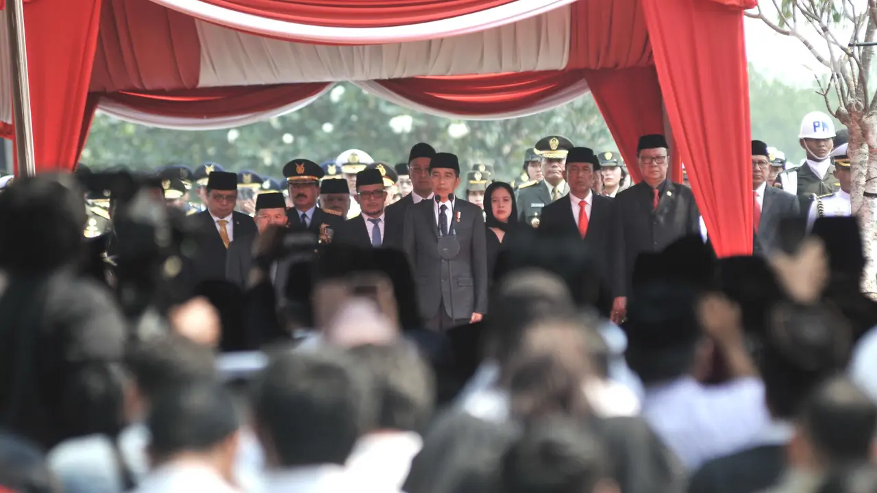 Momen Jokowi Letakkan Karangan Bunga di Makam BJ Habibie