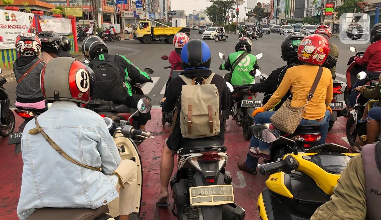 Kendaraan melintas di Jalan Margonda Raya, Depok, Jawa Barat, Sabtu (25/7/2020). Kapolres Metro Depok Kombes Pol. Azis Andriansyah memastikan tilang elektronik akan diterapkan di sejumlah jalan protokol di Kota Depok. (Liputan6.com/Immanuel Antonius)