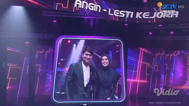 Rizky Billar dan Lesti Kejora menjadi pemenang Lagu Dangdut/Lagu Berbahasa Daerah Paling Ngetop di SCTV Music Awards 2024. (Screenshoot Live Streaming SCTV)