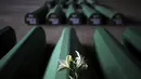Bunga terlihat pada peti mati yang berisi sisa-sisa korban genosida Srebrenica 1995 di Potocari, Bosnia, 8 Juli 2022. Sebanyak 50 jenazah korban genosida Srebrenica yang baru diidentifikasi, satu-satunya genosida yang diakui di Eropa sejak Perang Dunia II, tiba di Memorial Center di Potocari di mana mereka akan dimakamkan pada 11 Juli. (AP Photo/Armin Durgut)