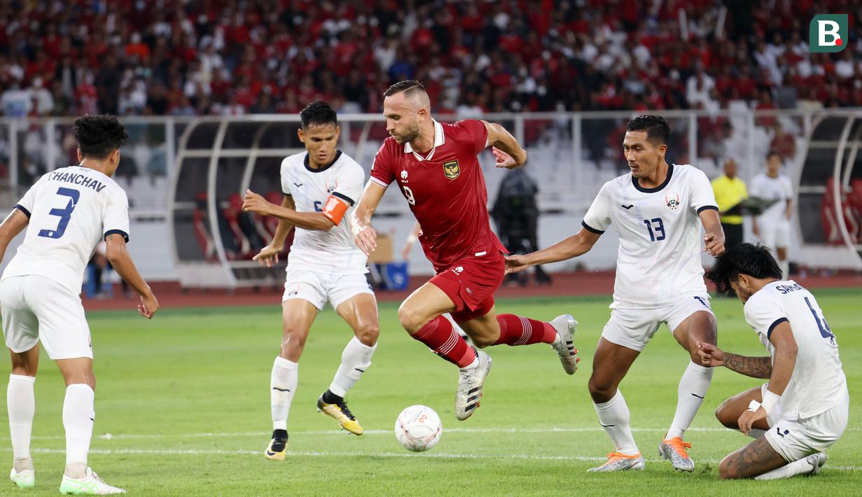 <p>Pemain Timnas Indonesia, Ilija Spasojevic (tengah)&nbsp;dijaga sejumlah pemain Kamboja&nbsp;dalam laga Grup A Piala AFF 2022&nbsp;yang berlangsung di Stadion Utama Gelora Bung Karno, (SUGBK), Jumat (23/12/2022). (Bola.com/M Iqbal Ichsan)</p>