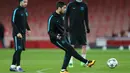 Penyerang Barcelona, Luis Suarez menendang bola saat sesi latihan di Emirates Stadium, Inggris, (23/2). Barcelona akan bertanding melawan Arsenal di leg pertama 16 besar Liga Champions. (Reuters/Matius Childs)