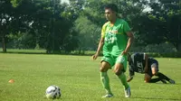 Pemain seleksi di Surabaya United, Abdul Ghofur, mendapat sanjungan dari pelatih Ibnu Grahan. (Bola.com/Zaidan Nazarul)