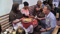 Jusuf Hamka menyapa warga yang sedang menyantap hidangan buka puasa di Wihara Dharma Bhakti, Jakarta, Rabu (5/4/2023). (merdeka.com/Iqbal S Nugroho)