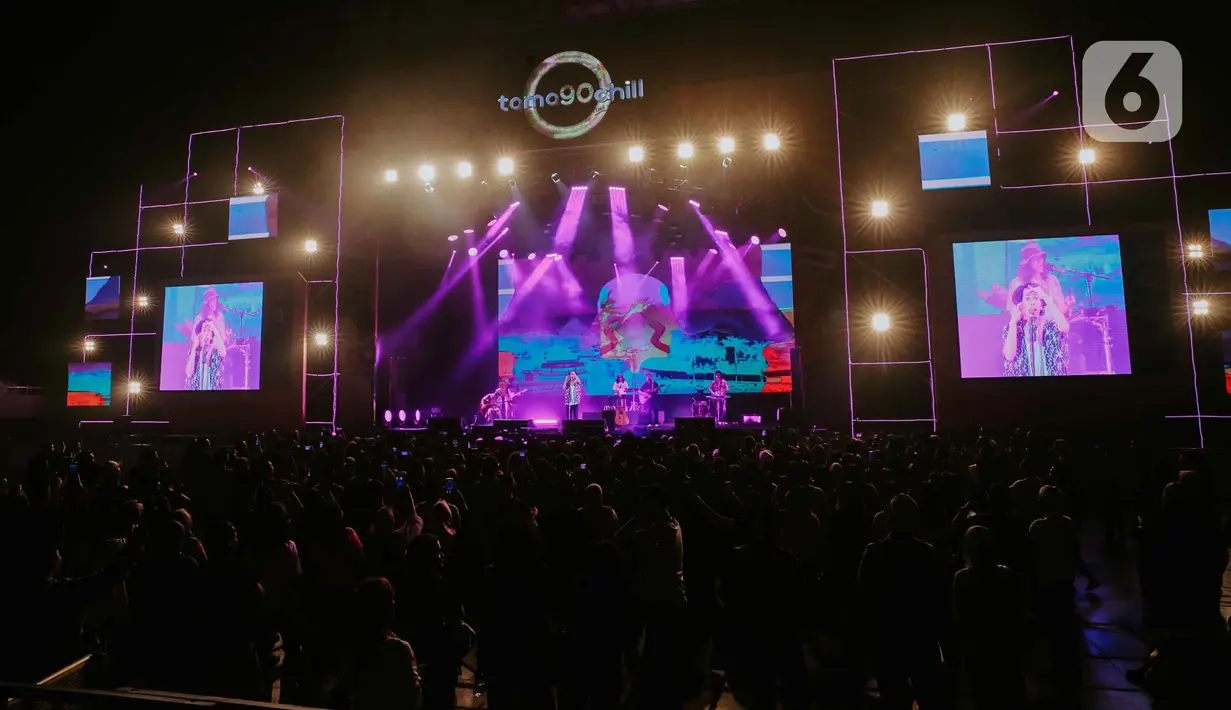 Suasana saat grup band Fourtwnty tampil dalam Festival Tamagochill di Tennis Indoor Senayan, Jakarta, Jumat (22/11/2019). Alunan musik Fourtwnty membuat suasana menjadi hangat. (Liputan6.com/Faizal Fanani)