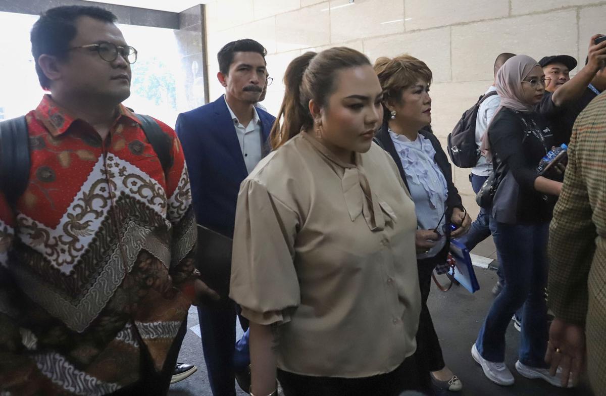 FOTO: Lisa Mariana Sambangi Mabes Polri, Jalani Tes DNA