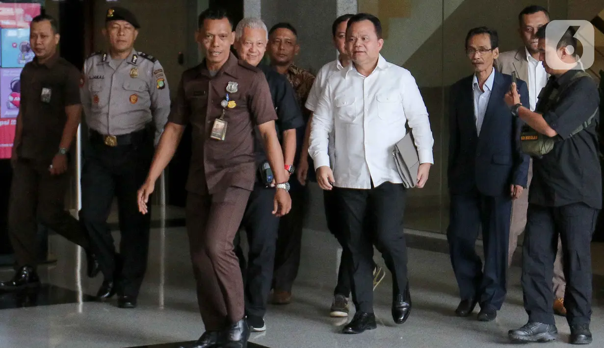 Diketahui, penyidik KPK memeriksa Ronny F Sompie sebagai saksi kasus suap pergantian antarwaktu (PAW) Anggota DPR RI Terpilih periode 2019-2024 dengan tersangka Harun Masiku. (Liputan6.com/Herman Zakharia)