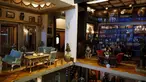 Miniatur ruang tamu dan perpustakaan dari rumah boneka yang bernama Istana Astolat saat dipamerkan di New York, Amerika Serikat, Sabtu ( 14/11/2015). Istana Astolat sendiri memliki 29 ruangan. (REUTERS/Lucas Jackson)