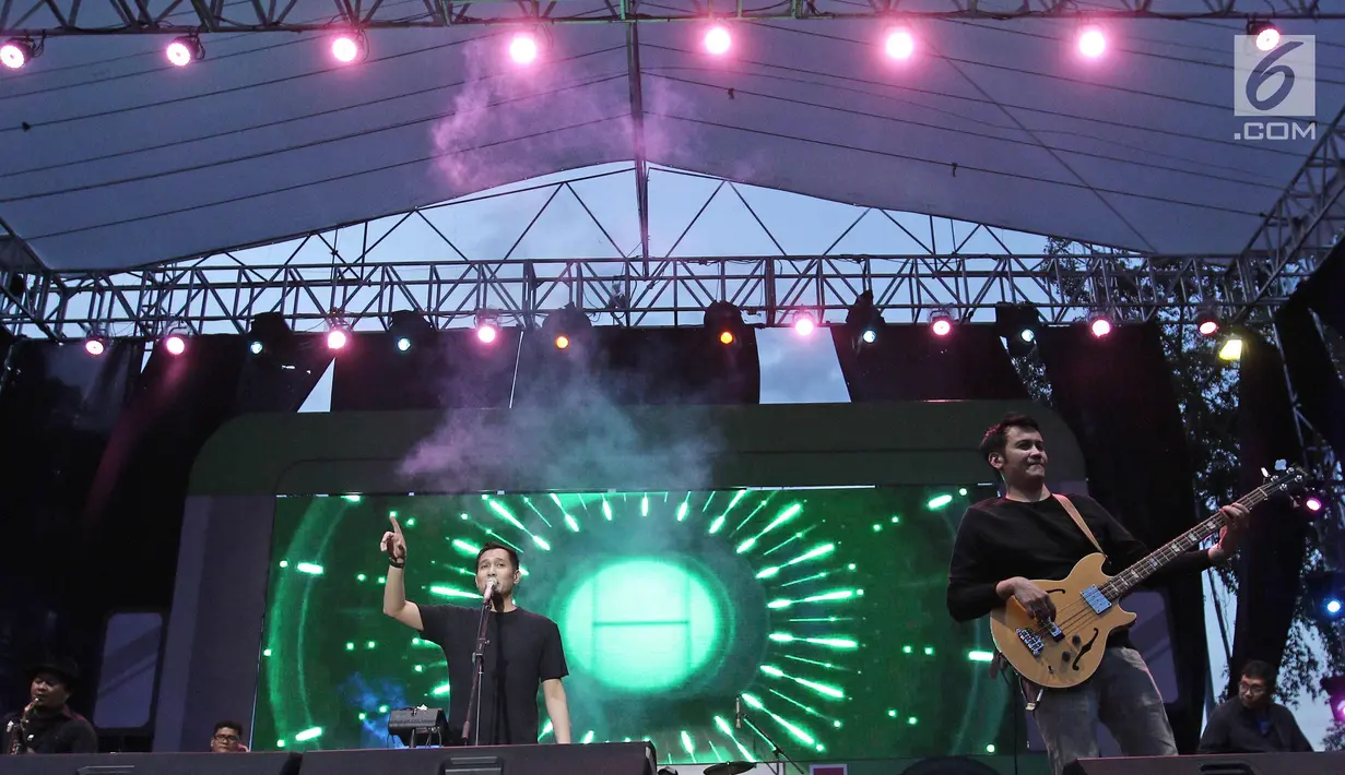 Penampilan Band Bragi dalam event bertajuk "The 90s Festival" di Gambir Expo, Kemayoran, Jakarta, Sabtu (25/11). (Liputan6.com/Herman Zakharia)