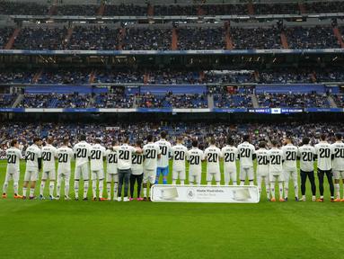 Pemain Real Madrid mengenakan jersey dengan nama rekan setimnya Vinicius Junior pada laga pekan ke-36 Liga Spanyol 2022/2023 melawan Rayo Vallecano di Santiago Bernabeu, Kamis dini hari WIB (25/5/2023). (AP Photo/Manu Fernandez)
