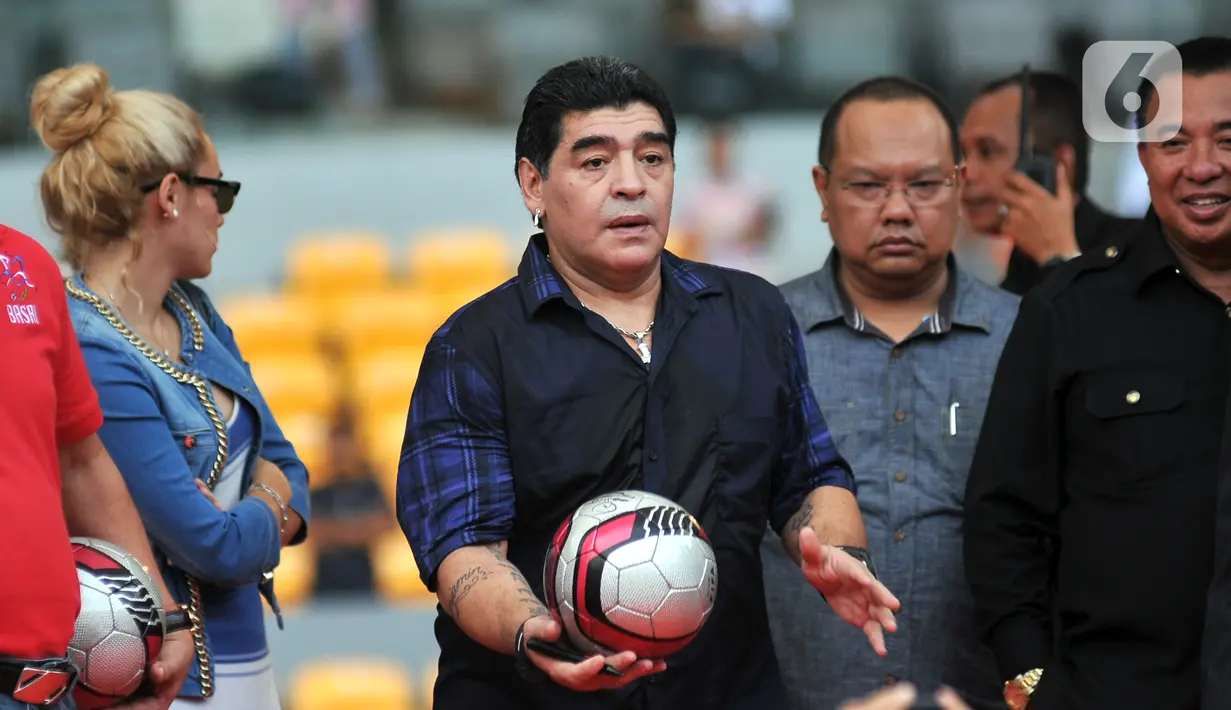 Legenda sepak bola Argentina Diego Maradona (tengah) bersiap menendang bola untuk penggemarnya saat datang ke Stadion Gelora Bung Karno (GBK), Senayan, Jakarta, Sabtu (29/6/2013). Maradona kerap dibandingkan dengan Pele sebagai pesepak bola terbaik sepanjang masa. (Liputan6.com/Helmi Fithriansyah)