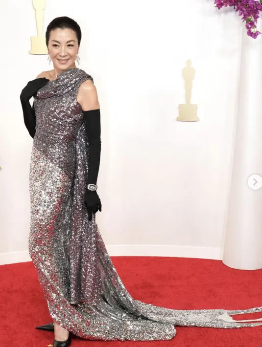 Michelle Yeoh menawan dalam balutan dress dari Balenciaga. Ia kenakan gaun dengan aksen bagian leher yang begitu memikat. [Foto: Instagram/ Michelle Yeoh]