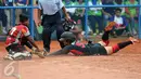 Pesoffball putri DKI Jakarta, Sarah Adipayanti (kanan) melompat masuk home base saat laga melawan Papua di penyisihan PON XIX di Lapangan Softball UPI, Bandung, Sabtu (24/6). DKI Jakarta menang 16-0 atas Papua. (Liputan6.com/Helmi Fithriansyah)