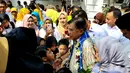 Mantan Wakil Presiden Jusuf Kalla atau JK (tengah) berbincang dengan warga saat tiba di kampung halamannya, Makassar, Sulawesi Selatan, Sabtu (26/10/2019). JK mengaku sengaja pulang kampung untuk beristirahat dari rutinitas tugas pemerintahan. (Liputan6.com/HO/Tim JK)