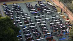 Siswa yang mengenakan masker mengikuti ujian kenaikan kelas XII di lapangan sekolah di Kathmandu, Nepal, Senin (23/11/2020). Nasib sekitar 450.000 siswa kelas XII digantung akibat COVID-19 saat ujian yang dijadwalkan mulai 20 April ditunda karena lockdown pada 24 Maret lalu. (PRAKASH MATHEMA/AFP)