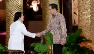 Momen hangat pertemuan Presiden Jokowi dengan Ketua DPR RI Puan Maharani tersaji saat gala dinner KTT WWF ke-10 di Bali. (Foto: Biro Pers Sekretariat Presiden)