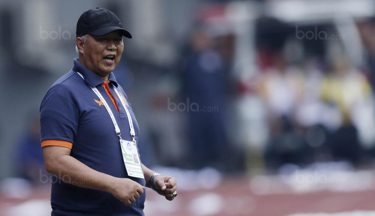 Pelatih Persegres, Hanafi, saat melawan Persija pada laga Liga 1 Indonesia di Stadion Patriot, Bekasi, Sabtu (14/10/2017). Persija menang 5-0 atas Persegres. (Bola.com/M Iqbal Ichsan)